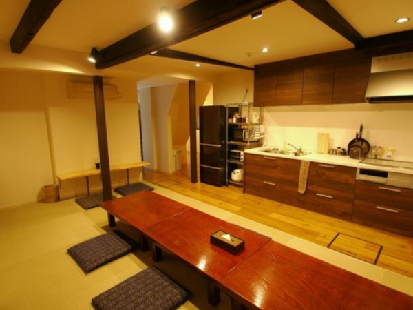 Dapur dengan tatami dan lantai kayu